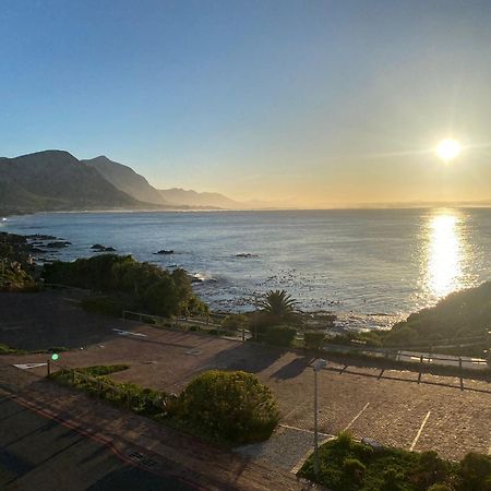 The Sun, Whales & Waves - Seafront Apartment Германус Екстер'єр фото